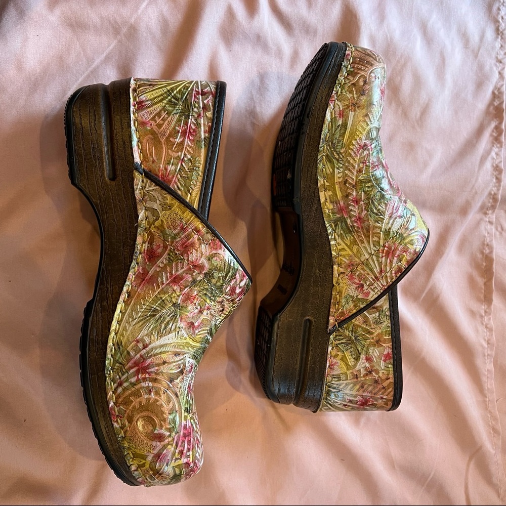 Women’s Dansko Xp size 40 Tropical Floral Tooled Leather, Nursing EUC US Size 9
